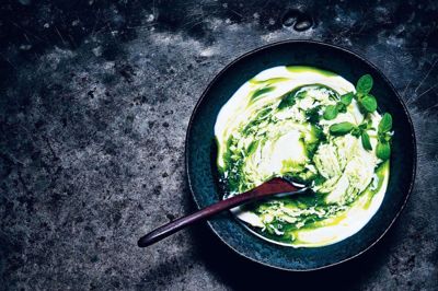 Grønne bønner med kulristede løg og creme fraiche med hvidløg og urteolie. Foto: Martin Nordin