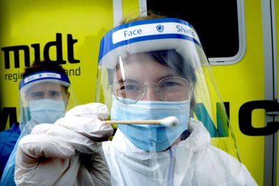 - Åbn munden, og sig ahh, lyder instruksen fra medicinstuderende Anne Boisen. I baggrunden ses ambulanceredder Nickolas O’Brien. Foto: Henrik Ole Jensen