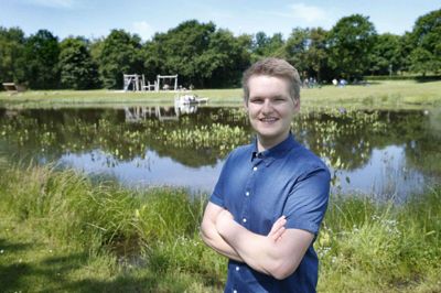 Martin Holm Fredensborg er glad for området ved Børnesøen, som er et stenkast væk fra Fakta. Jobbet som bestyrer er forholdsvis nyt. Han begyndte for knap tre måneder siden. foto: Flemming Hansen