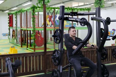 Når man tegner abonnement ved Bodyfit på Silkeborgvej, tegner man for en voksen og op til fire børn. Målgruppen er nemlig de forældre, som gerne motionerer, mens børnene leger. Foto: Henrik Ole Jensen