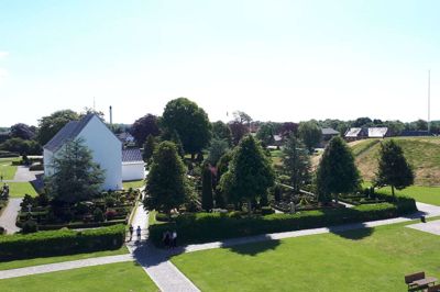 Udsigten mod gravhøjene og kirken fra museets tagterrasse er formidabel. Foto: Henrik Øster-Jørgensen