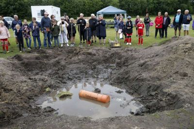 Omkring 50 vildbjergensere var samlet for at lukke Hullet 2.0, som har været byens samlingspunkt de seneste 10 dage. Samtidig blev en tidskapsel gravet ned. Foto: Flemming Hansen