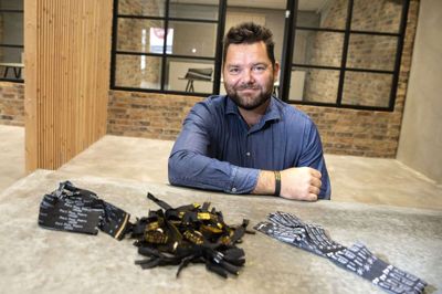 Firmaet Ikast Etiket sælger på et almindeligt år store mængder armbånd til festivaler, messer, koncerter, badelande, museer og en række andre kunder i Danmark og Europa. Men det salg satte corona en brat stopper for. Indtil der igen bliver normale tilstande, og man må samle tusindvis af gæster på et lille område, satser Ikast Etiket benhårdt på at levere armbånd til privatpersoners egne fester. Hos Ikast Etiket kan kunderne bestille helt ned til 10 armbånd. De kan vælge mellem de klassiske festivalarmbånd i tekstil eller papirarmbånd, og det er blevet lidt af en trend at arrangere sin egen »baghavefestival« for vennerne, fortæller direktør Ulrik Lauritsen. Foto: Tom Laursen