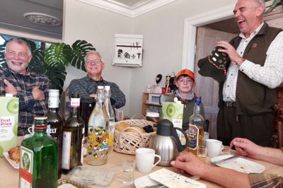 Søren Siggård med den faste præmie i Vejlgaard Jagtkonsortie. Den jæger med flest forbiere får æren af at få »dumme-hatten« med hjem som trofæ. I år blev det Peter Hansen med tre forbiere. Fra venstre er det Bent Lund, Charles Gjørup og Søren Siggård med sønnen Arne.