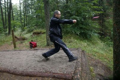 Karsten Iversen, formand for Discgolf Vest, på banen i Momhøje, Sporten har haft stor fremgang under covid-19. Karsten Iversen peger på, at reglerne er enkle, alle kan spille uanset alder, og folk kommer helt ud i naturen. Nu ønsker Dioscgolf Vest at lave en bane i Herborg Bakker ved Videbæk. Foto: Flemming Hansen