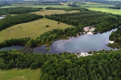 Haunstrup Brunkulslejer er et godt udgangspunkt for en smuk gåtur i en særpræget og ret overraskende natur. Foto: Flemming Hansen