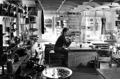 Kristian Vedel ved sit tegnebord i 1962, hvor han modtog den store Lunningprisen. Den fik han ikke mindst for sin melamin-serie, som man både kan se på hans skrivebord og på hylder på væggen. Foto: Foto: Steen Jacobsen/Nf-Nf/Ritzau Scanpix