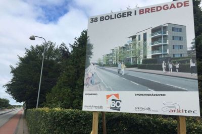 Det store skilt i Bredgade synliggør, at byggeriet af de 38 boliger nærmer sig. Foto: Ole Skydt