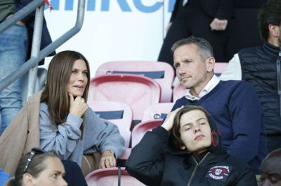 Siden 2019 har det været kendt, at Kristian Jensen og Pernille Rosendahl var kærester. Her er de fotograferet på MCH Arena til en af FC Midtjyllands hjemmekampe i Superligaen. Foto: Tom Laursen