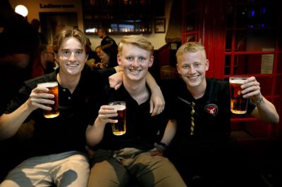 Mathias Madsen (t.v.), Daniel Vestergaard (i midten) og Christian Cholewa tror stadig på FC Midtjylland. Foto: Henrik Ole Jensen