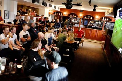 Der bliver banket i bordene på Fox and Hounds, og og spændingen bliver tydeligt, da FCM nærmer sig Københavnernes mål. Ligeledes bliver skuffelsen udtrykt, når midtjyderne mister bolden. Foto: Henrik Ole Jensen