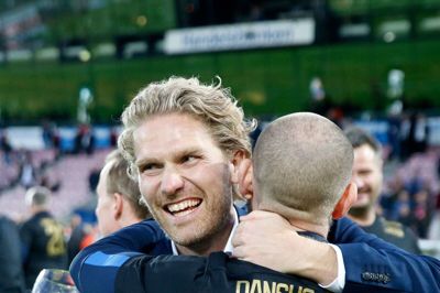 Rasmus Ankersen uddelte krammere, da guldet var i hus. Her er det til fysioterapeut Thomas Bay. Foto: Tom Laursen