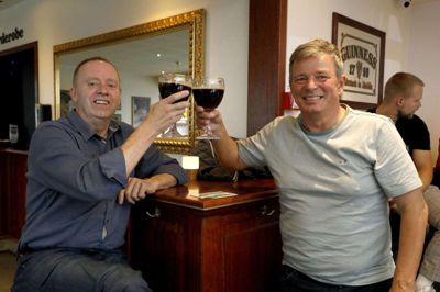 Hans Jørgen Pedersen (t.v) og Johnny Eriksen (t.h.) nåede at omfavne hinanden 3 gange i anden halveg. En gang for hvert mål, FC Midtjylland scorede på vej mod sejren. Foto: Henrik Ole Jensen