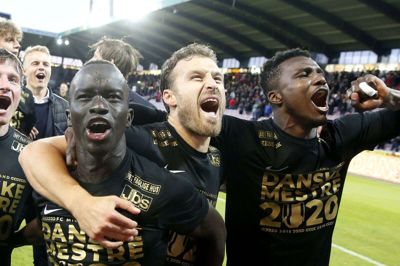Erik Sviatchenko (i.m.) jubler igennem sammen Awer Mabil (t.v.) og Frank Onyeka. Foto: Tom Laursen