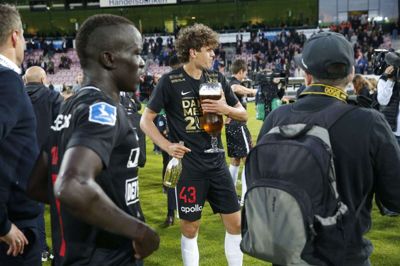 Dansk mester efter 3-1 over FC København. Den skal lige synke ind sammen med champagnen og sejrsøllet for den unge midtbanegeneral. Foto: Tom Laursen