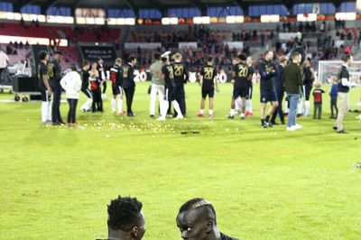 Awer Mabil (t.h.) i en stille jubelstund sammen med vennen Sory Kaba i minutterne efter sejren. Foto: Tom Laursen