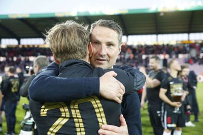 Brian Priske krammer Claus Steinlein, da mesterskabet i denne sæson blev sikret med en 3-1-sejr over FC København. Foto: Tom Laursen