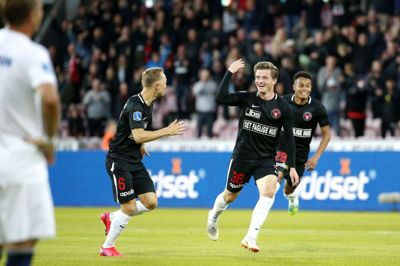 Gylden forløsning på arenaen. Anders Dreyer har netop banket bolden ind fra 25 meter til 2-1. Bare to minutter senere blev det også 3-1. Foto: Tom Laursen