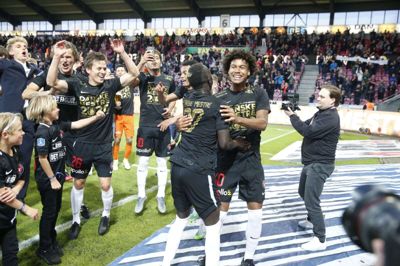 Meget tyder på, at der også bliver noget at fejre i de kommende år på MCH Arena. Fremtiden ser i hvert fald lovende ud for Jens-Lys Cajuste (t.h.) og kompagni. Foto: Tom Laursen