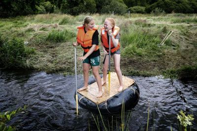 Mikkeline Kirketerp og Ditte Hansen havde en fest, da de skulle kæmpe sig ned af Hytteskovens vandløb. Foto: Henrik Ole Jensen