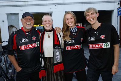 Poul Lingaard, 65, Maja Lingaard, 23, Ane Kristiansen, 26, og Louis Lingaard, 27, Engesvang:
- Det er lækkert, dejligt og befriende. Faktisk er vi i sommerhus i Silkeborg, men vi måtte jo lige ind og se kampen på skærmen i Herning. Nu må vi hellere komme hjem til resten af familien.