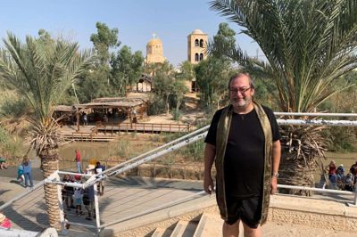 Her har Jens Borg Spliid lige døbt en mand i Jordanfloden på samme sted, som Jesus blev døbt. Stedet hedder Qasr El Yahud og ligger på den israelske side af grænsen. Foto: Privatfoto