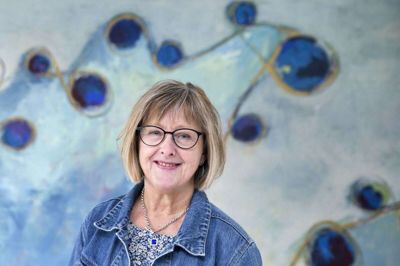 Efter knap 36 års uafbrudt ansættelse på Nøvlingskov Efterskole går Lisbeth Staunstrup på pension. Hun var med til at starte efterskolen op i 1984. Foto: Tom Laursen