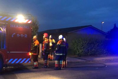 Brand & Redning MidtVest blev ved 22.30-tiden mandag aften kaldt ud til en brand på Nylandsvej i Vildbjerg. Branden var opstået på grund af gløder fra et bål. Foto: Henrik Lind Jørgensen