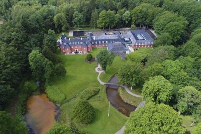 Sinatur Hotel Skarrildhus er et hotel- og konferencecenter ved Skarrild. Skarrildhus er en del af Sinatur-kæden, som i 2007 blev dannet af seks danske hoteller, som alle er ejet af Danmarks Lærerforening. Der hører omkring 475 hektar jord til hotellet, som er omgivet af skov, park, enge, åer og vandløb. Stedet hed oprindeligt Clasonsborg efter Nis Clason, som anlagde det og i 1839 fik bevilling til at oprette en spindefabrik og senere klædefabrik. foto: Flemming Hansen
