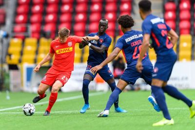 Mads Døhr Thychosen sender bolden frem langs højresiden under hårdt pres fra tre af hans tidligere holdkammerater i FC Midtjylland. I aften står han igen over for sin tidligere klub, når Nordsjælland gæster MCH Arena. Foto: Michael Barrett Boesen/Ritzau Scanpix