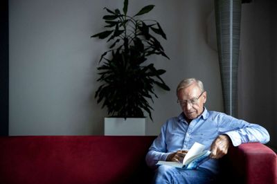 Mogens Fjord Christensen var gennem 40 år overlæge på børneafdelingen ved Herning Sygehus. Han flyttede til Silkeborg i 1988 og blev pensioneret i 2002. Siden 2011 har han udgivet seks romaner. »Et fald« er udkommet på forlaget Hovedland i Gjern. Foto: Jakob Stigsen Andersen