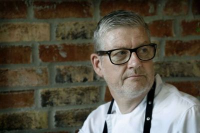 Torben Pedersbæk. Kok, restauratør og vinimportør - og nu også forpagter af caféen på biblioteket i Østergade i Herning. Foto: Henrik Ole Jensen