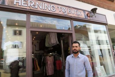 - Der er tøj for både mænd, kvinder, voksne og børn, siger Omar Haji om udvalget i Herning Tøjbutik i Bredgade. Foto: Stig Dahlgren Atzen