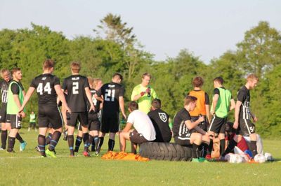 Selv om der også bliver drukket rigeligt med vand, så er der selvfølgelig også plads til øllene hos den nystiftede fodboldklub PEN15 Reunited, der holder til i Aarhus, men som har en overvægt af spillere fra Herning på holdet. Foto: Privatfoto