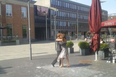 Kulturforeningen Tango MidtVest byder børn og unge op til tango. Her er det et billede fra en tidligere opvisning Tango MidtVest gav på Torvet. Foto: Privatfoto