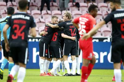 Måljubel bliver man aldrig træt af. De danske mestre jublede seks gange over scoringer mod FC Nordsjælland. Mestrene højtroste defensiv var dog også uvant gavmildt i den anden ende af banen. Foto: Tom Laursen