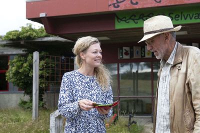 Louise Byg Kongsholm var spændt på at få pungen tilbage, som hun mistede tilbage i 1980’erne. Hendes børn er lige så interesserede i pungen, som hun er. - Min datter har spurgt, om hun må få den, fortæller Louise Byg Kongsholm. Foto: Tom Laursen