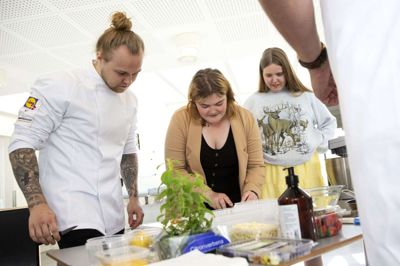 Kenneth Frederiksen instruerer Maria Andreasen i at lave koldskål på en helt ny måde. Bagerst ses Carla Asvig. Foto: Tom Laursen