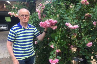 Rosen mama mia er blot en af de mange flotte roser, man kan se i haven hos Svend Erik Sørensen. Foto: Ole Skydt