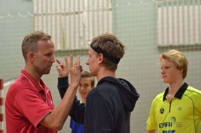Svend Aage Sørensen forsøger at tvinge spillere til at tænke ved at sætte en rammeøvelse op, som spillerne selv skal løse. På billedet er det Anders Antonsen (t.h.), Kasper Dinesen og Martin Bundgaard. Foto: Privatfoto