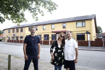 Tamara Dimkovska Bom og John Dueholm Bom (t.h.) skal sammen styre Den Glade Midtjyde, mens kammeraten fra Tyskland, Ergin »Sammy« Arifi, især skal hjælpe til ved oktoberfesterne. Foto: Tom Laursen