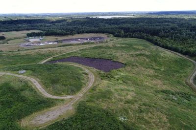 Dronefotos af brunkulsområdet i Søby. På Fasterholtgårdvej ved AFLD kan man »bestige« et bjerg og se ud over området, der kaldes ørkenaboretet. Hvis man vender sig om, kan man se det fælleskommunale affaldsselskab AFLD. Foto: Flemming Hansen