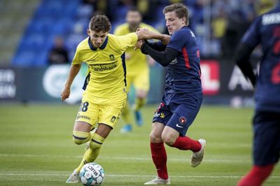 Anders Dreyer (t.h.), der her har fat i Brøndbys Jesper Lindstrøm, godkender sin første halvsæson i FCM. Foto: Niels Christian Vilmann/Ritzau Scanpix