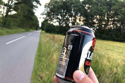 Det er ikke et særsyn at finde en tom dåse langs vejen. Og da slet ikke en Slots. Men læg lige mærke til pantmærket. Foto: Henrik Lind Jørgensen