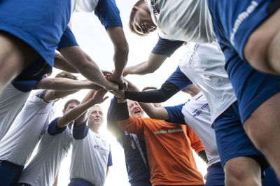 »Hvad kæmper vi for - SEJR«, lød kampråbet inden starten, og kampen bar frugt for Hodsager, der vandt 3-1 over Ejsing. I midten ses Lynge Nielsen, som er holdets alderspræsident. Foto: Tom LAURSEN