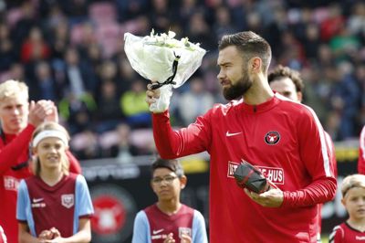 Tim Sparv får her blomster og gave af klubben efter 100 kampe for FC Midtjylland. I morgen kan han se frem til flere blomster, gaver og klapsalver fra lægterne, når han takker af efter seks succesfulde år i FC Midtjylland. Foto: Flemming Hansen