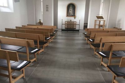 Der må være maksimalt 35 i Fjelstervang Kirke. Foto : Ole Skydt