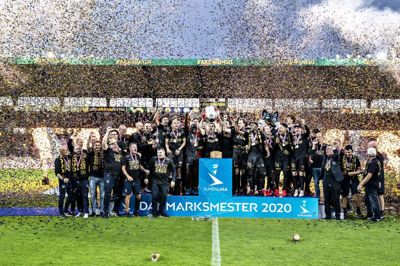 Festen bryder løs, da Erik Sviatchenko løfter pokalen. Foto: Henning Bagger/Ritzau Scanpix