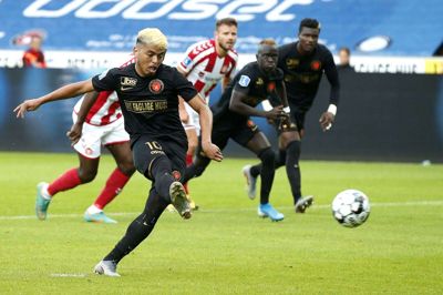 Evander Ferreira banker bolden i mål til 1-2 på straffespark. Foto: Tom Laursen