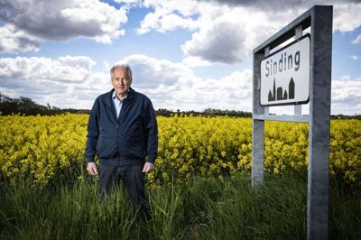 Under hele sin politiske karriere har Leif Mikkelsen altid holdt på, at livet med familie og venner hjemme i Sinding stadig skulle vedligeholdes, så der også ville være noget at vende tilbage til, den dag han var færdig i politik. Leif Mikkelsen er søn af gårdejer Georg Mikkelsen og husmor Gudrun Mikkelsen og er født og opvokset i Sinding, hvor han fortsat bor sammen med hustruen Hanne. I 1973 overtog Mikkelsen farens store planteavlsbrug, og det drev han indtil 2001, hvor han overlod ejerskabet til sin søn, Frede. Foto: Martin Ballund
